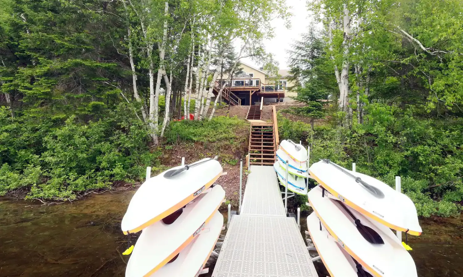 Chalet l'Érable / Chalets Rochon / quai avec kayak et paddle boards
