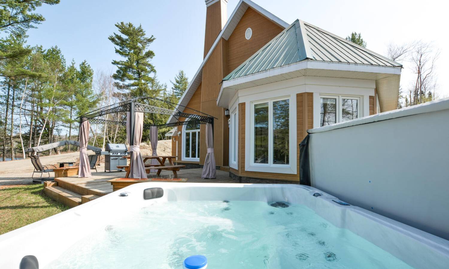 Chalet Le Chêne / Extérieur / Spa / Chalets Rochon